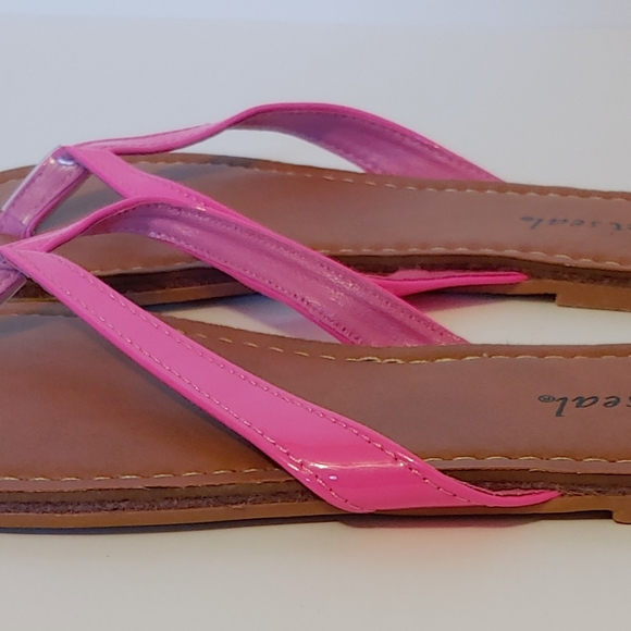 Two pair of Wet Seal flip flops/both size 7 - Picture 3 of 7